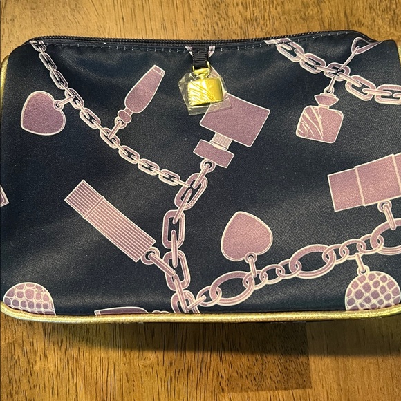 Name brand face and nail bundle includes makeup bag. - Picture 8 of 10